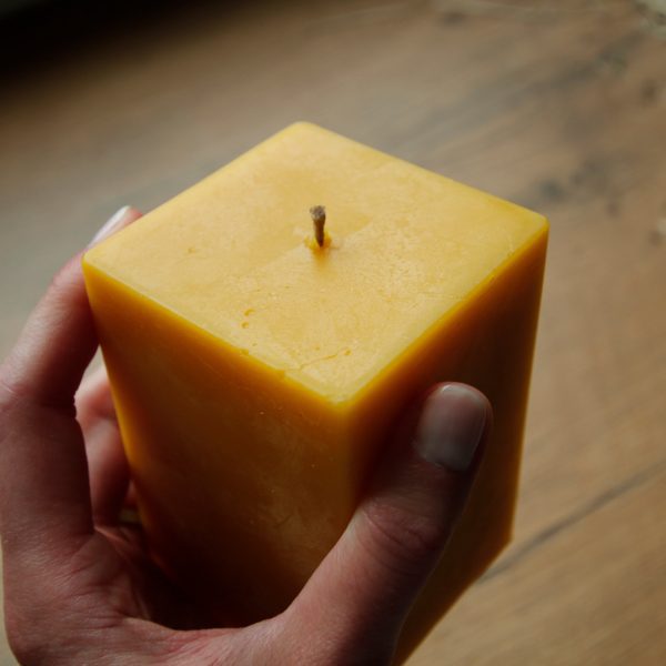 Kvadratinė bičių vaško žvakė iš Urbanbee.lt bityno